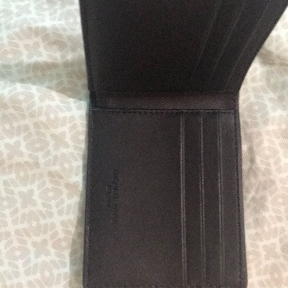NWOT men’s Michael kors wallet! In mint condition